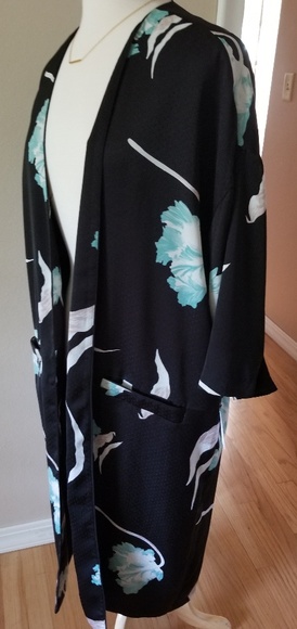 Short Sleeves Floral Kimono Size Medium - Picture 6 of 8